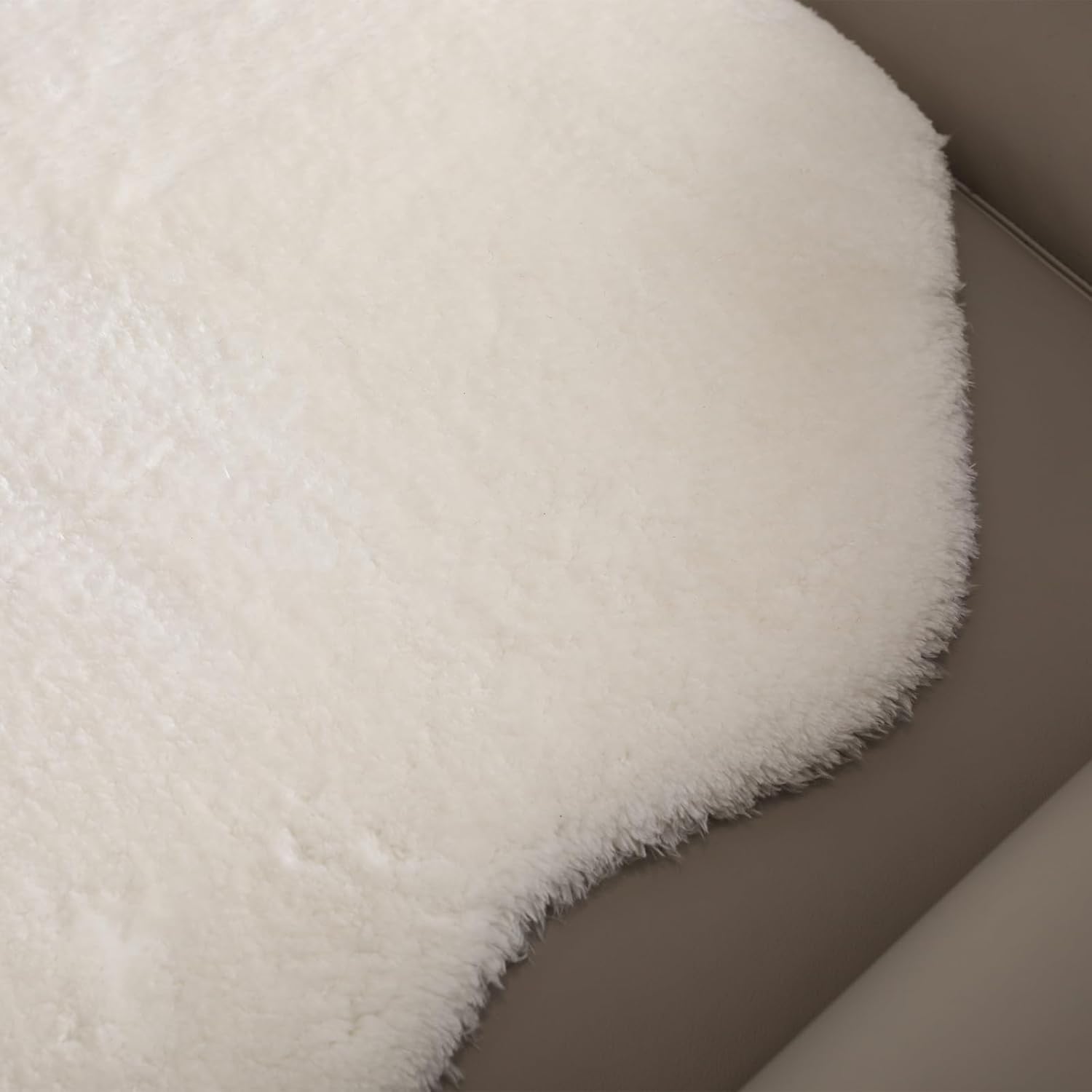 Non-Slip Faux Fur Rug, Fluffy Small Rug, Ultra Soft 2x3 Ft Area Rugs, Machine Washable Mat, for Living Room Bedroom Dining Room Home (1Piece, White)