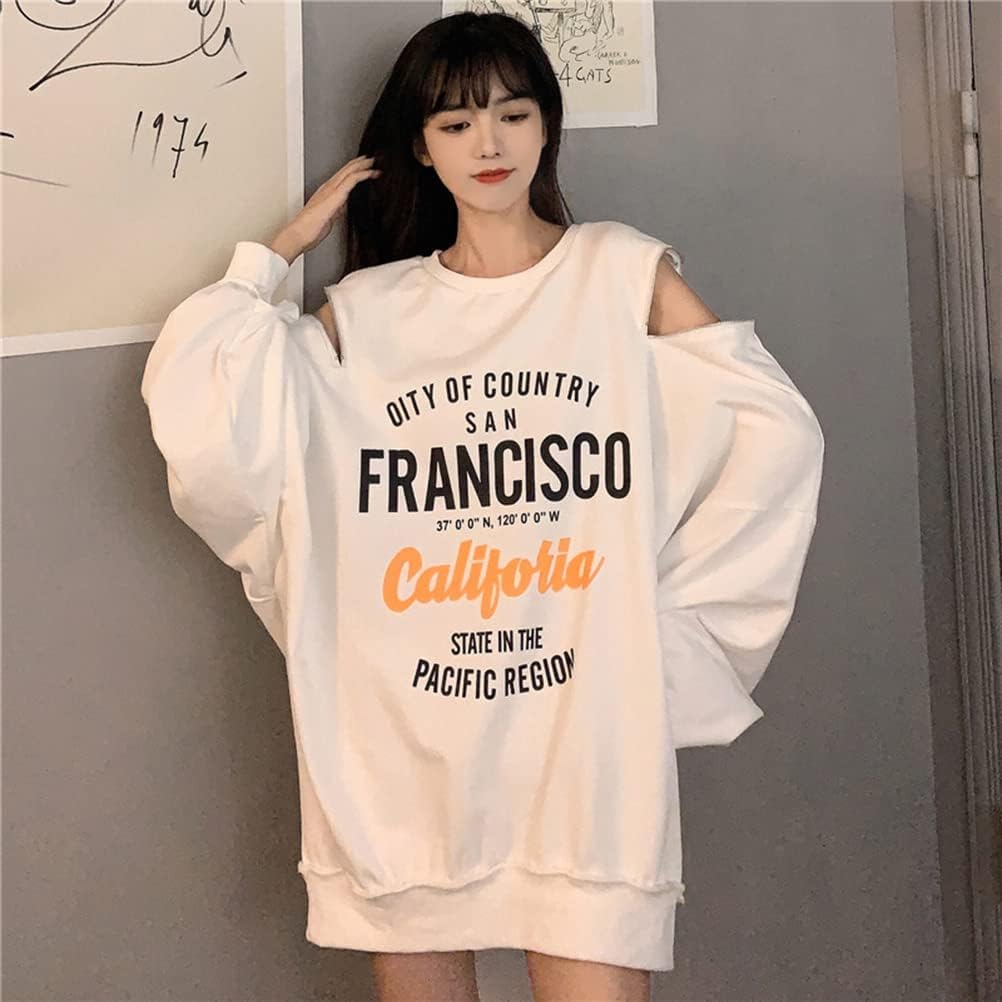 オフショルダートレーナーの肩を出したデザイン