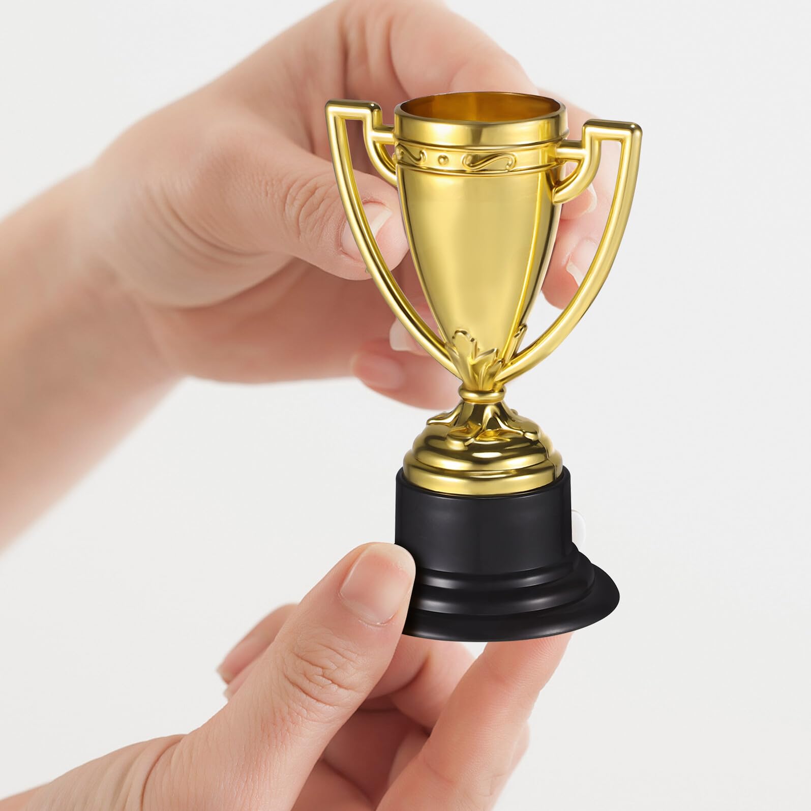 Set di 24 Medaglie e 24 Mini Trofei in Plastica Oro, Leggeri e Pratici da Trasportare, per Premiazioni Sportive e Competizioni di Bowling