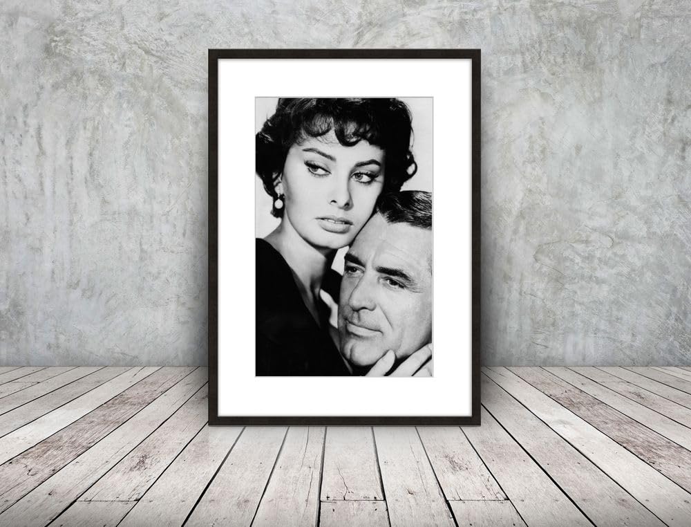 artissimo gerahmtes Poster 50x70 cm Sophia Loren & Cary Grant PE6583-SC – Schwarz-Weiß Bild mit Rahmen, Kunstdruck mit Passepartout, Hollywood Stars Wandbild Vintage Hochformat