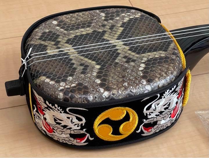 沖縄三線 本蛇皮 本張り 沖縄三線！黒木！上質黒檀！真壁型 ！本蛇