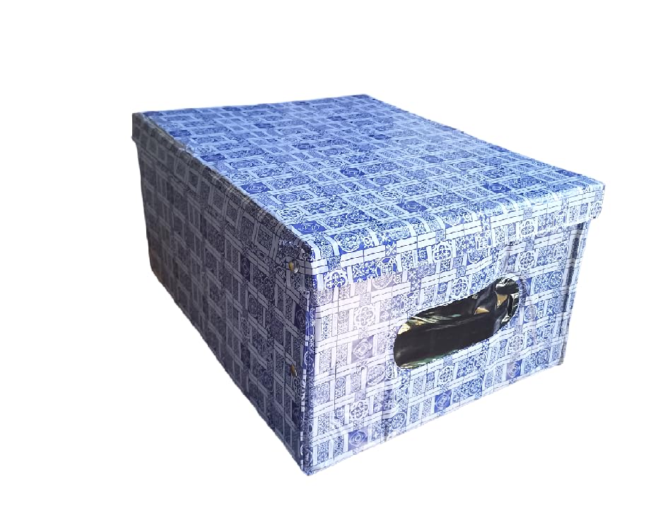 Si chiude tramite clips a bottone, è salvaspazio e può essere impilato o riposto quando non in uso. Il materiale è resistente, ma leggero, e disponibile in fantasie assortite (inviamo quella disponibile al momento).