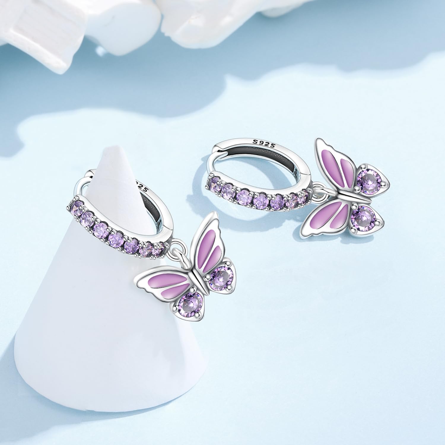 Elegante Hängeohrringe aus 925 Sterling Silber mit funkelnden Zirkonia-Steinen.