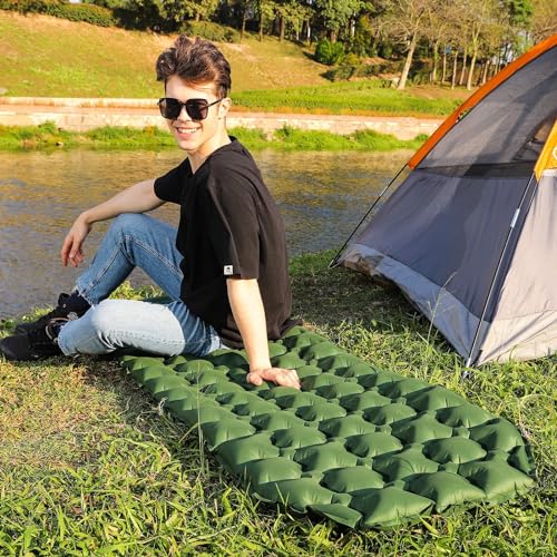 Amazon Basics Colchoneta inflable para camping, Compacto, ligera, impermeable, con bomba de pie, 5,6 cm de grosor, Verde Oliva