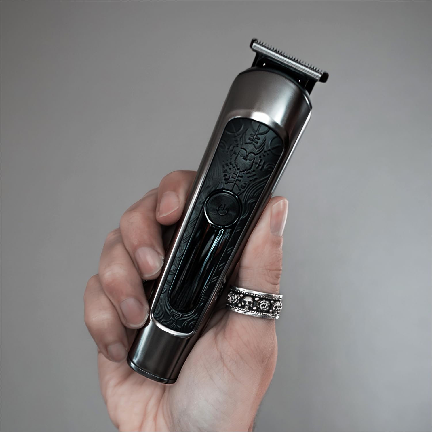 The Beard Struggle Varangian Bartschneider® 6-in-1 für Haare, Bart, Körper & darüber hinaus, Titan-Klinge, 17-fach verstellbare Klinge mit digitaler LED-Anzeige, kabellos, wasserdicht,