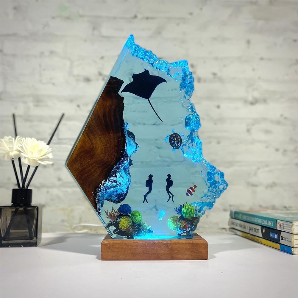 Lampa LED z żywicy epoksydowej z manta ray i nurkami, motyw oceanu, półprzezroczysta sztuka, drewniana podstawa, do dekoracji biura domowego