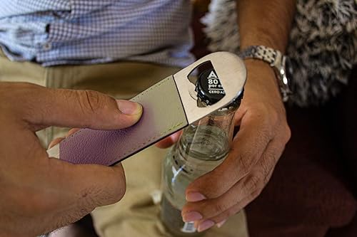 Miniatura 7 de LaserGram Abrebotellas, balón de fútbol, grabado personalizado incluido (cuero sintético, negro y dorado)