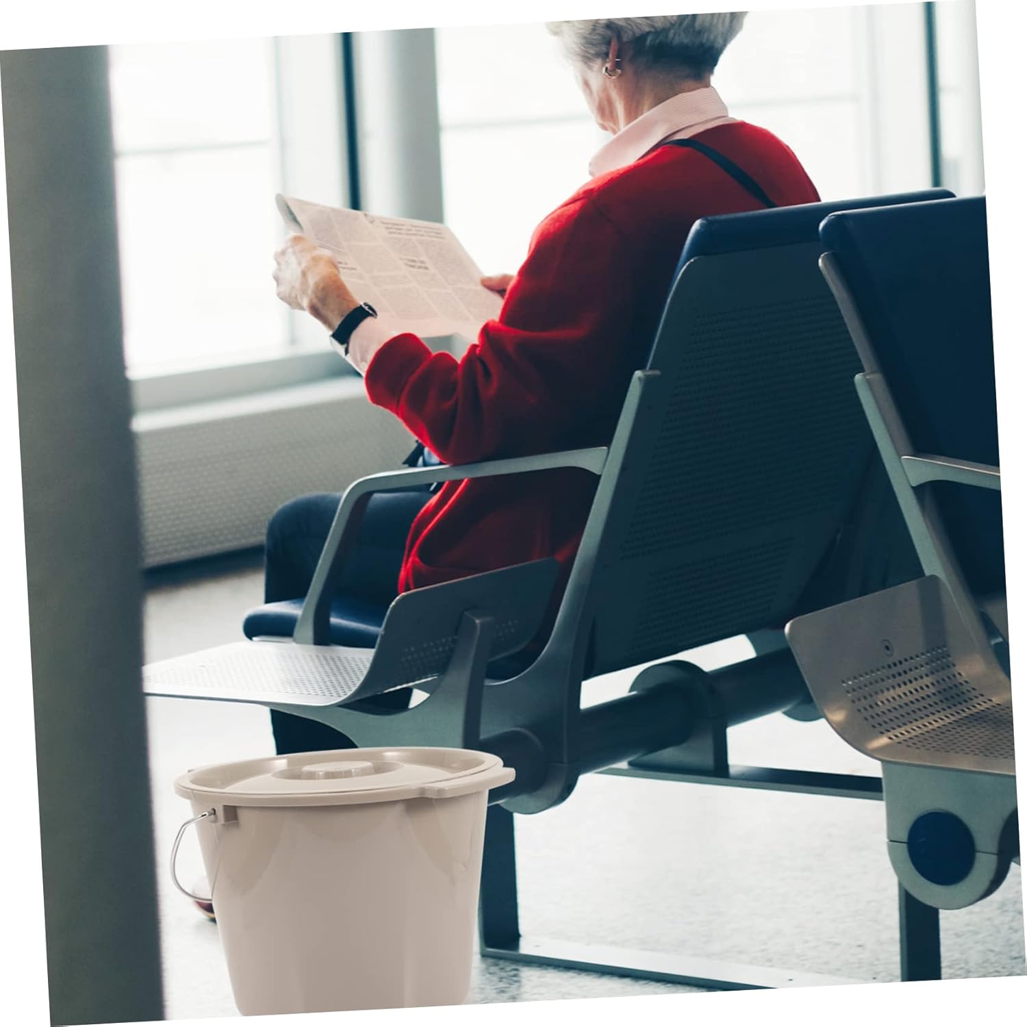 Portable Chamber Pot with Lid and Handle Lightweight Urinal Spittoon for Elderly Convenient Indoor Outdoor Use Easy to Clean Non-Slip Base Compact Design