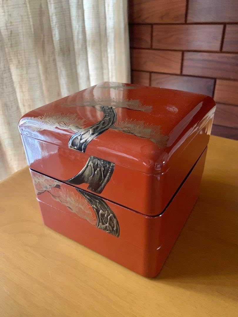 漆器 3段重箱 松と鶴のデザイン 赤い漆器 重箱 松と鶴のデザイン 3段重 ホーム＆キッチン