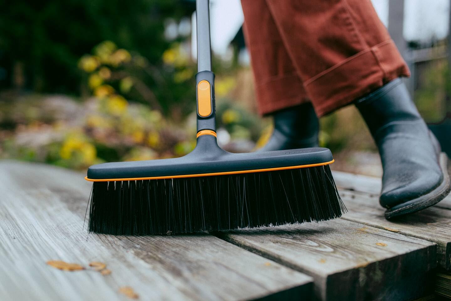 Fiskars OneClick Feinbesen, Terrassenbesen-Aufsatz mit weichen Borsten, Müheloses Wechseln mit nur einem klick, Für Holzdecks und Betonböden, Schwarz/Orange, 1080700