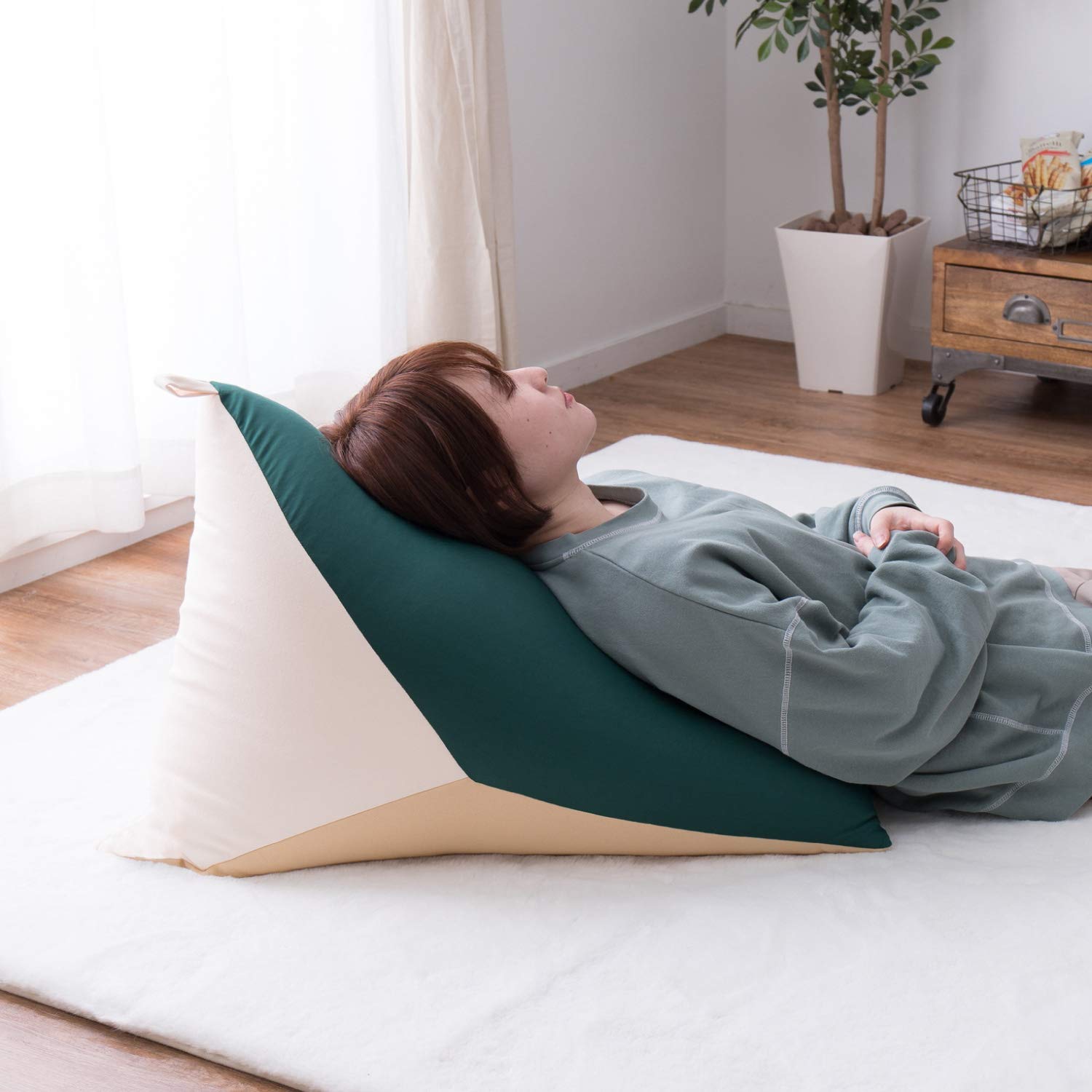 SANTEPLUS 三角形クッション ベージュ SANTEPLUS 三角形クッション