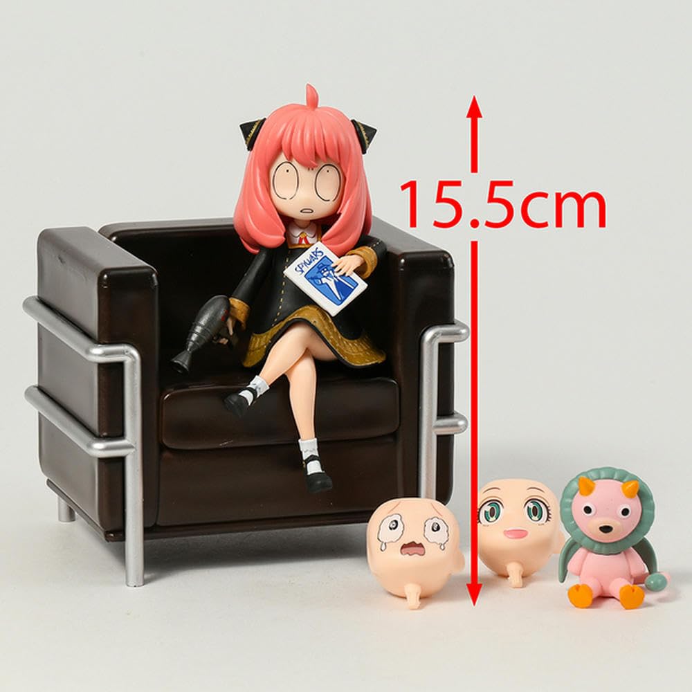 15 cm. Personaggio giocattolo da collezione Anya Schmiede seduto sul divano in PVC