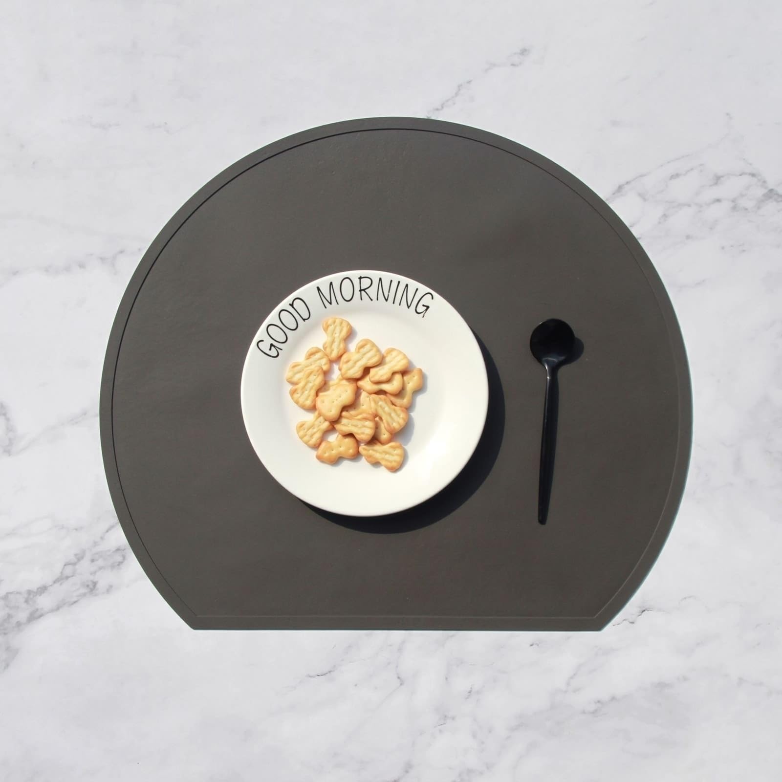 Set de table gris de salle à manger au design uni et minimaliste
