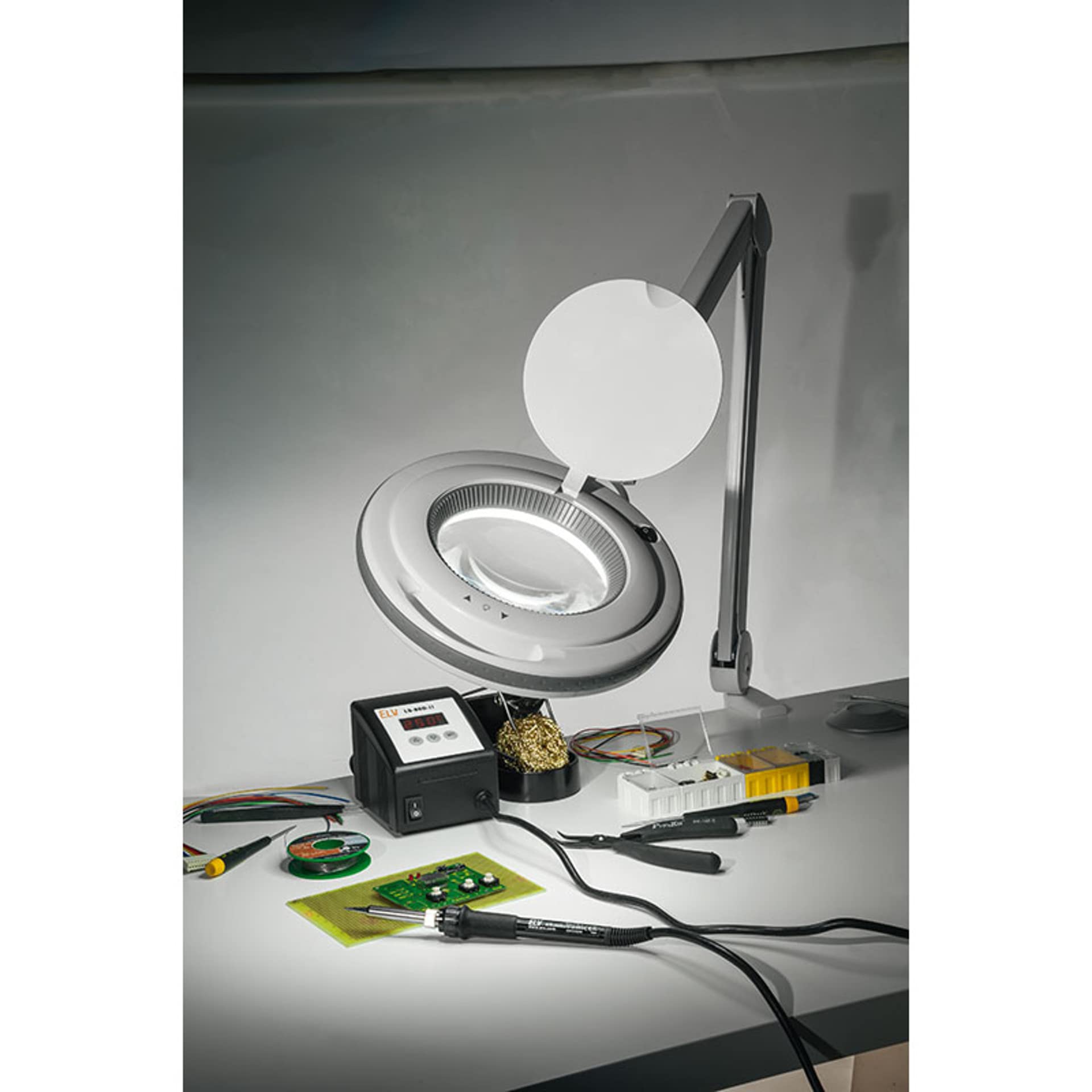 Lámpara con lupa ELV, 1.75-aumentos, (- SMD) LED 90 pcs, 9 W, pinza para mesa, intensidad regulable, recambio lenteja