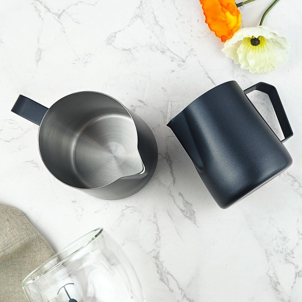 Milchkännchen Edelstahl 400ml, Milk Pitcher 400ml 12 Fl.oz. Milchkanne Aus Edelstahl, Milch Aufschäumen Für Cappuccino Und Latté, Embossed Scale, Schwarz