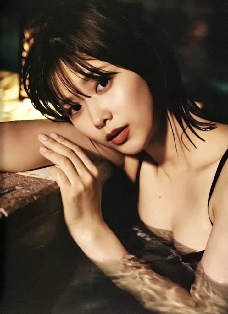 渡邉理佐　卒業メモリアルブック　抱きしめたくなる瞬間　アザーカット　写真集 Amazon.co.jp: 櫻坂46 渡邉理佐 卒業メモリアルブック 抱きしめ