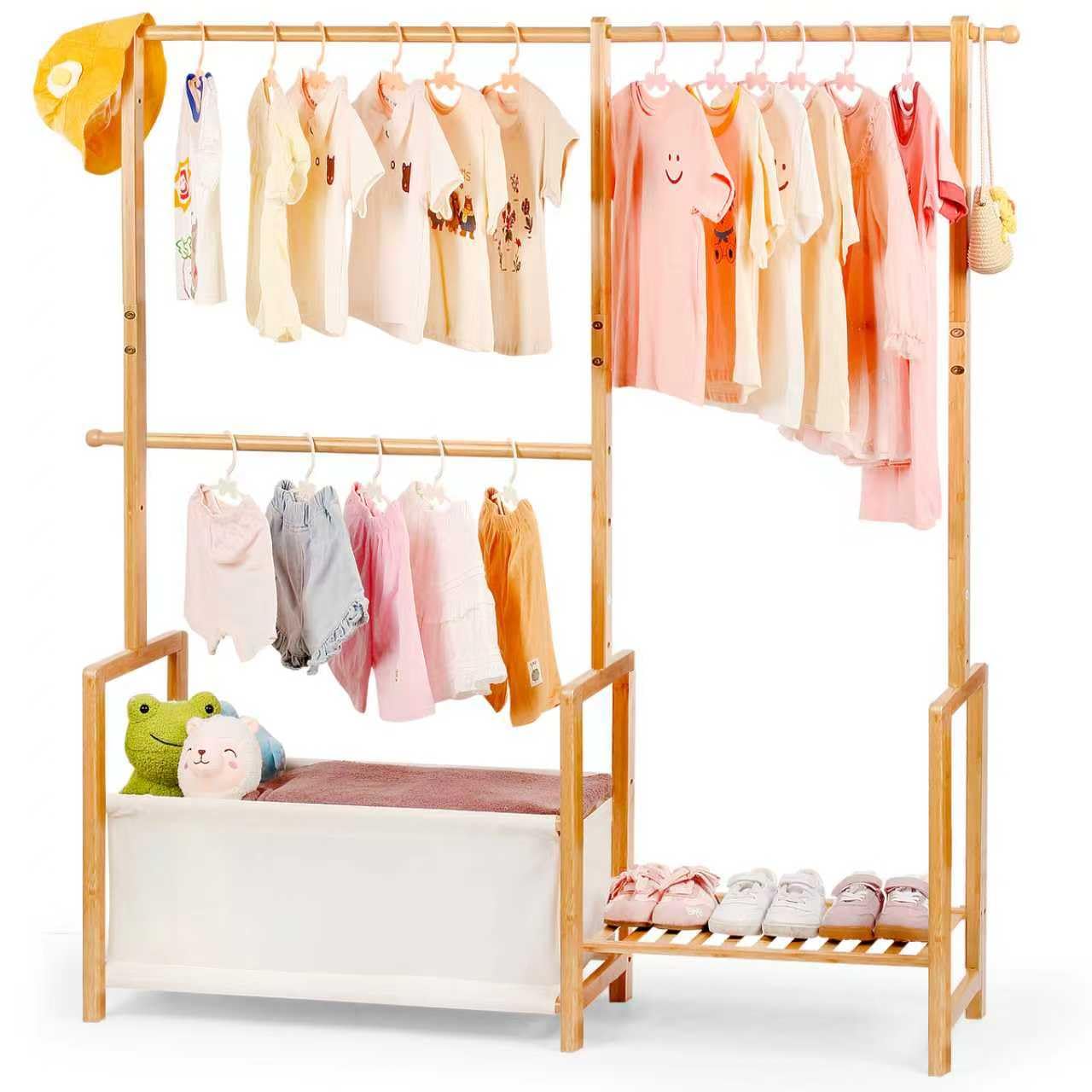 Portant à vêtements en bambou avec trois espaces de suspension, petit organisateur de vêtements pour enfants avec sac de rangement et étagère, pour costumes et accessoires
