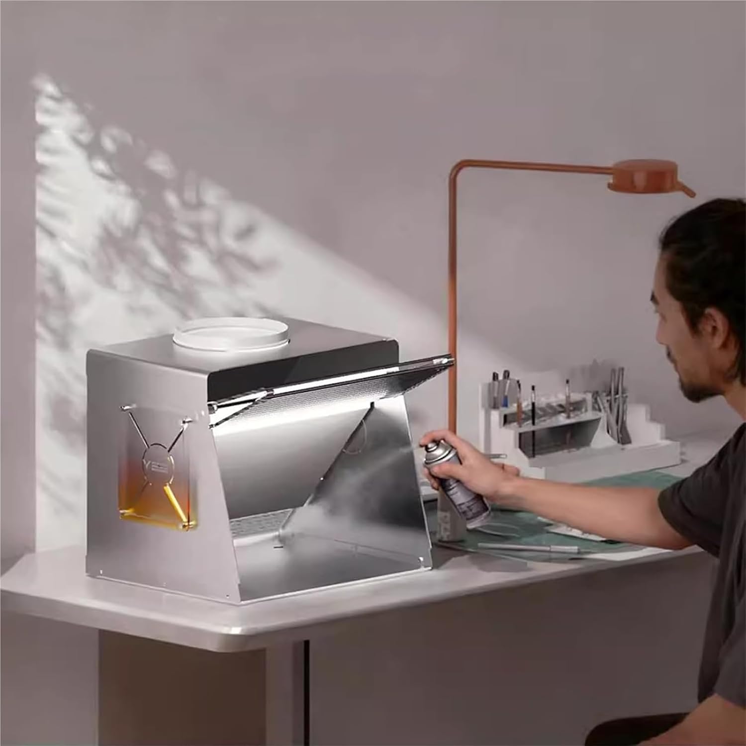 Kit cabina di verniciatura a spruzzo portatile con aerografo, illuminazione a LED e ventola a velocità variabile, ideale per modellismo, nail art e ceramica.