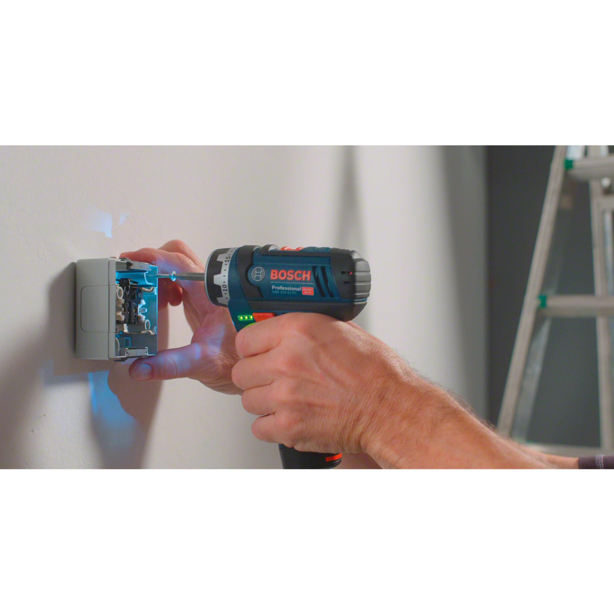 Bosch Professional system 12V: akumulatorowa wiertarko-wkrętarka GSR 12V-15 FC (2 akumulatory GBA 12V 2.0Ah, szybka ładowarka GAL 12V-40, wymienny uchwyt wiertarski GFA 12-B, walizka L-BOXX)