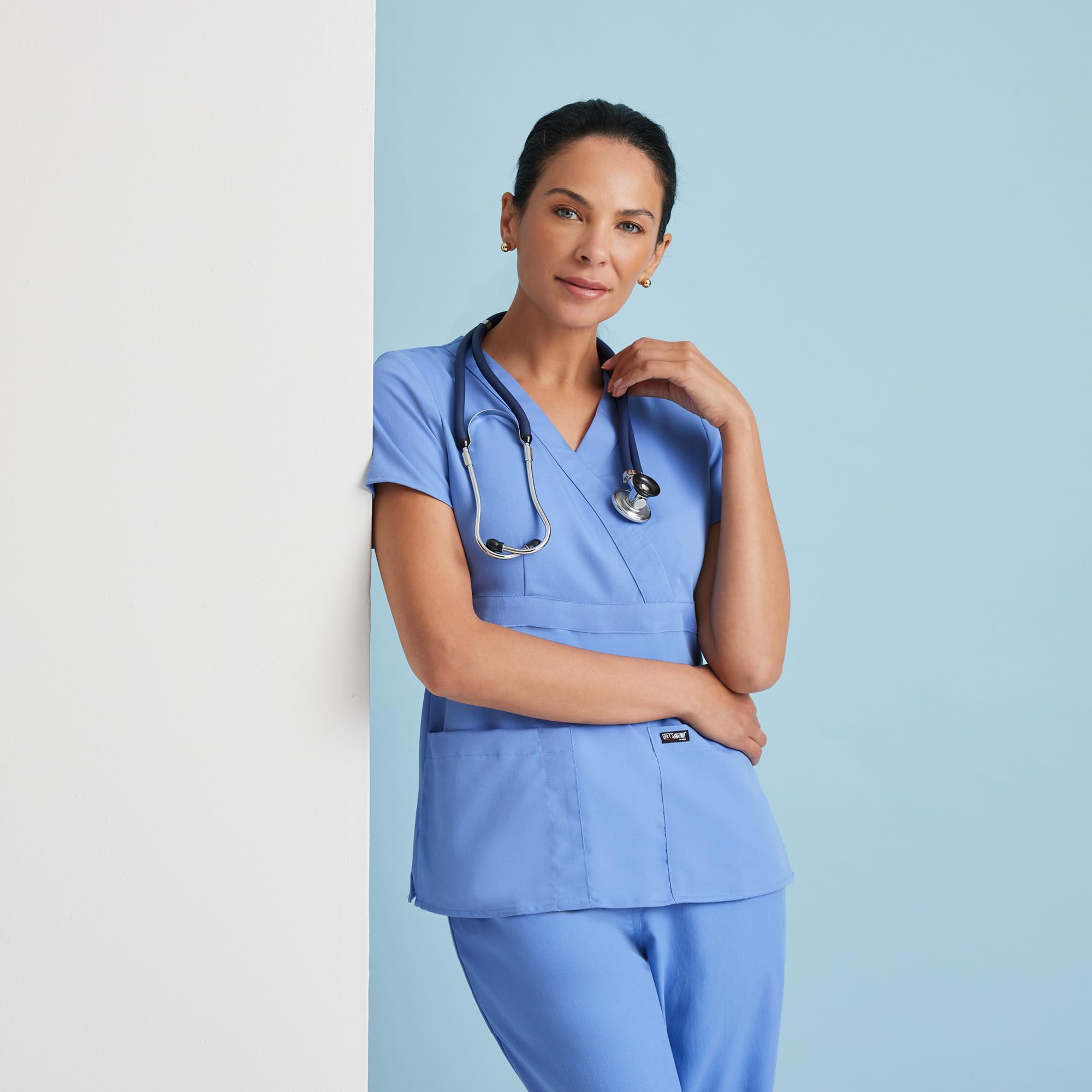 Grey's Anatomy - Chaqueta de uniforme médico para mujer junior con cuello cruzado y tres bolsillos