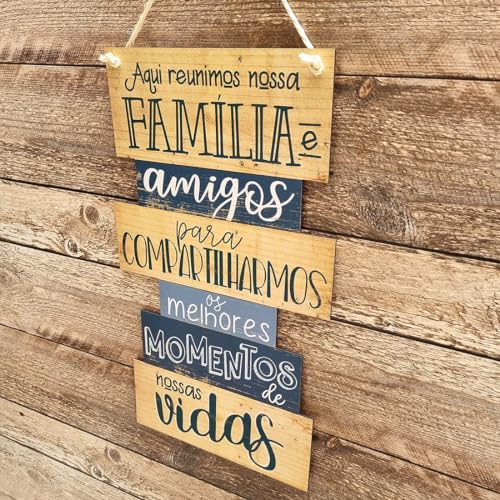 PLACA DECORATIVA EM MDF - AQUI REUNIMOS NOSSA FAMÍLIA E AMIGOS 25x54cm