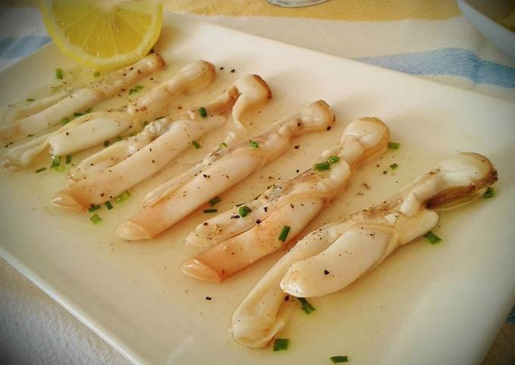 Navajas al natural. Peso Neto 111 gramos. Peso Escurrido 63 gramos. Categoría Gourmet. Con ingredientes 100% Naturales: Navajas, Agua y Sal. Alfonso Torres.