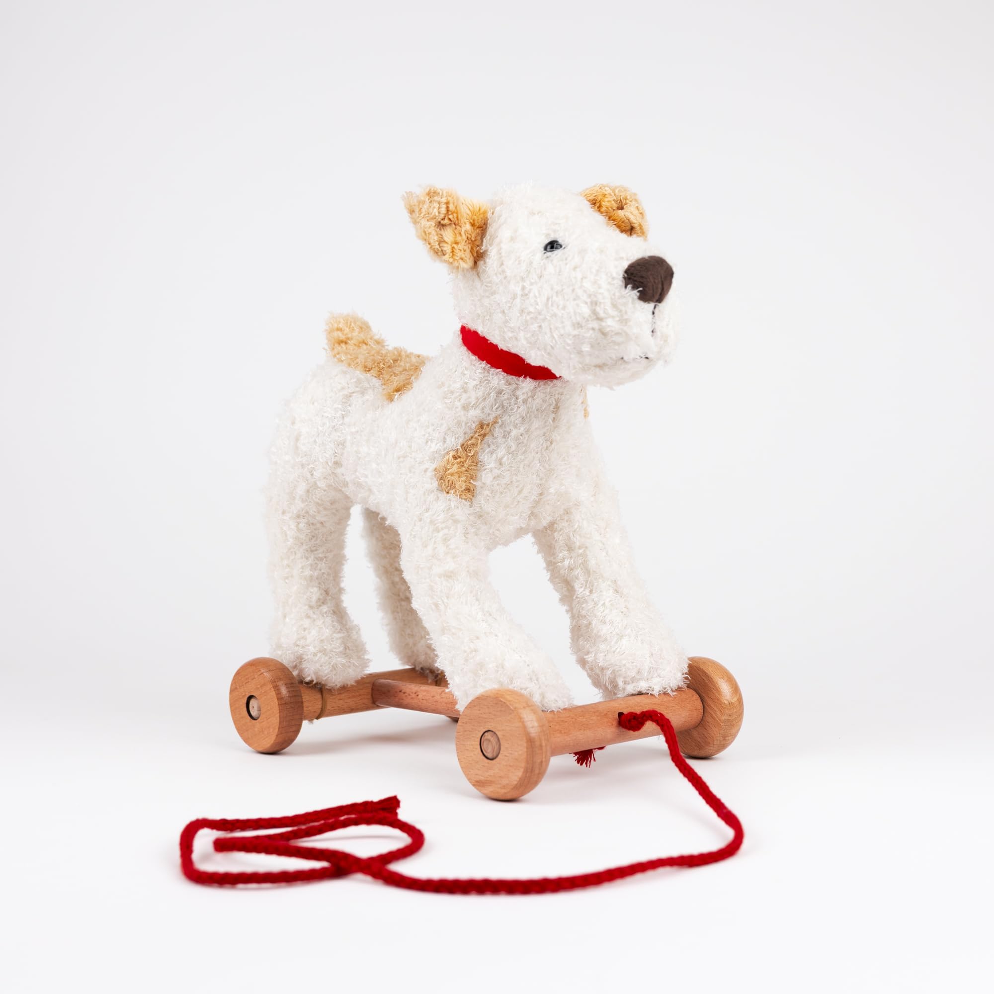 Egmont Toys Pull-Along Animaux en Peluche - 4 Modèles de Peluches à tirer vers l'arrière (Chien Eliot, Ours Raoul, Mouton Mary, Ours Walter), Roues en Bois & Peluche Douce, A partir de 12 Mois (Eliot