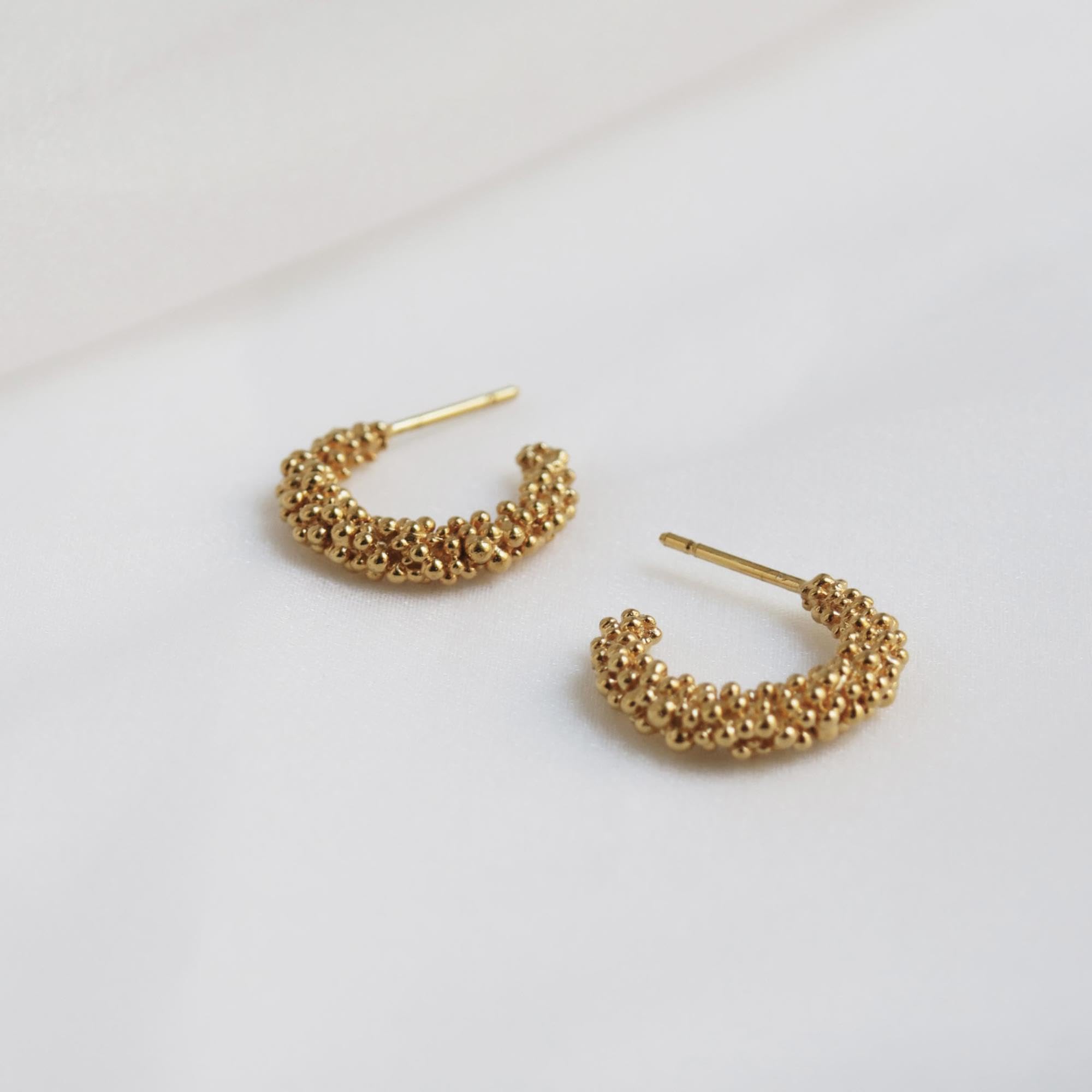 PENDIENTES DORADOS STARDUST | Diseñado por Carme Fàbregas | Colección Stardust | Pendientes medianos de metal con baño de oro de 24 K