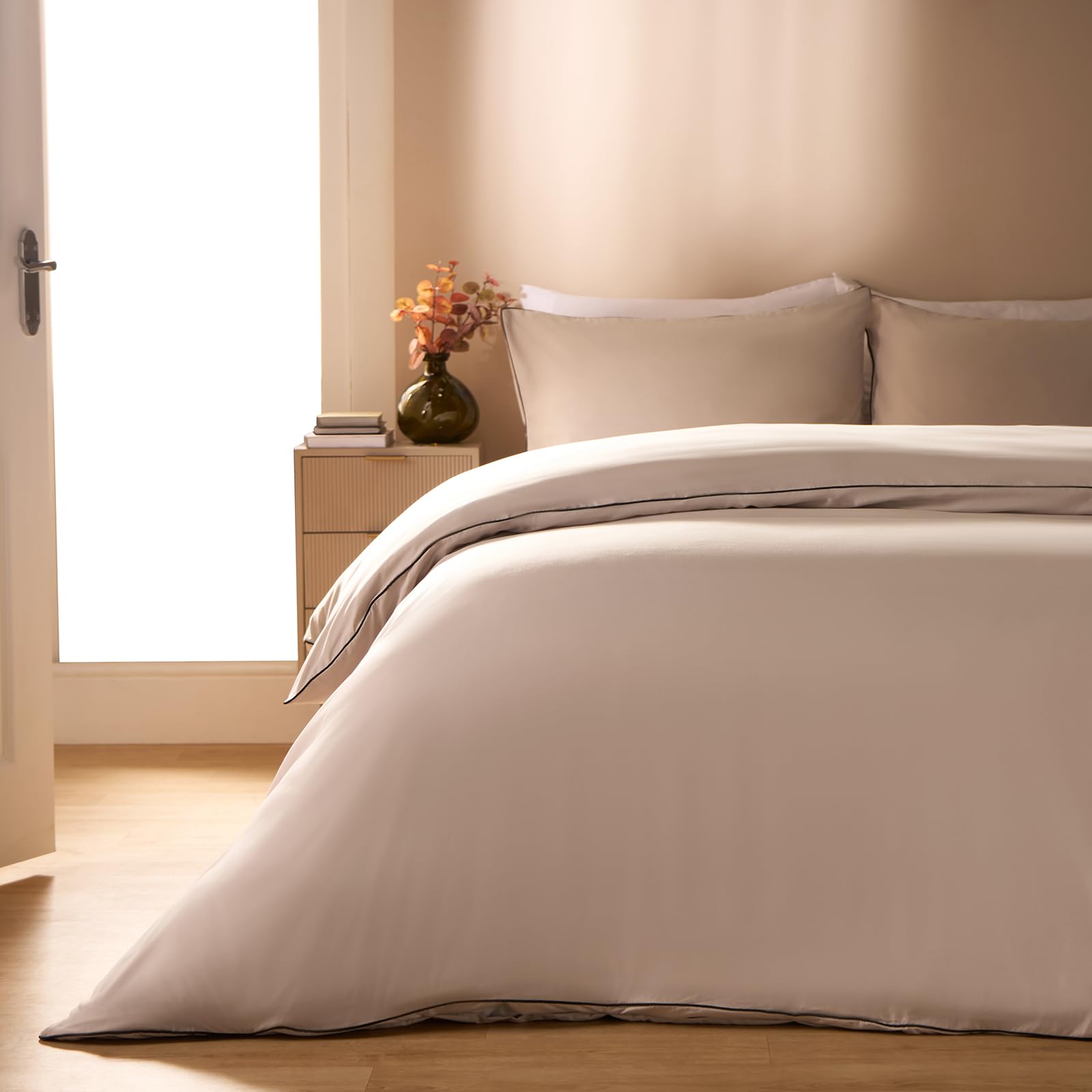 OHS Superking Size Bedding Covers Piped Edge, Ultrasoft Warm Microfibre Fabric Modern Stylish Luxury Soft Touch Duvet Cover Set with Pillowcases, Cream/Black - Superking Size
