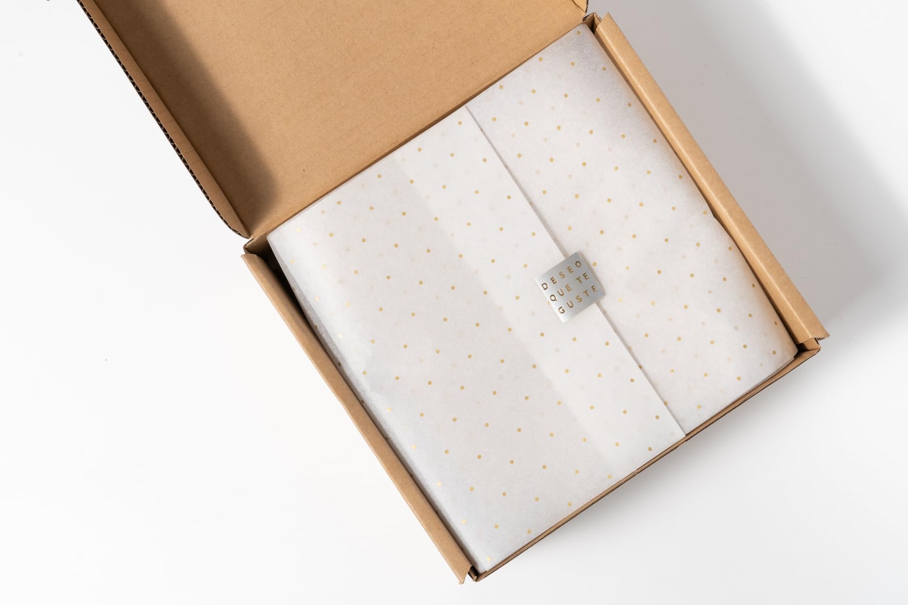 PAKOT – Papel Seda con Puntos Dorados 70 cm x 100 m – Bobina para Envoltorio y Packaging Premium – Ideal Tiendas, Ecommerce y Manualidades