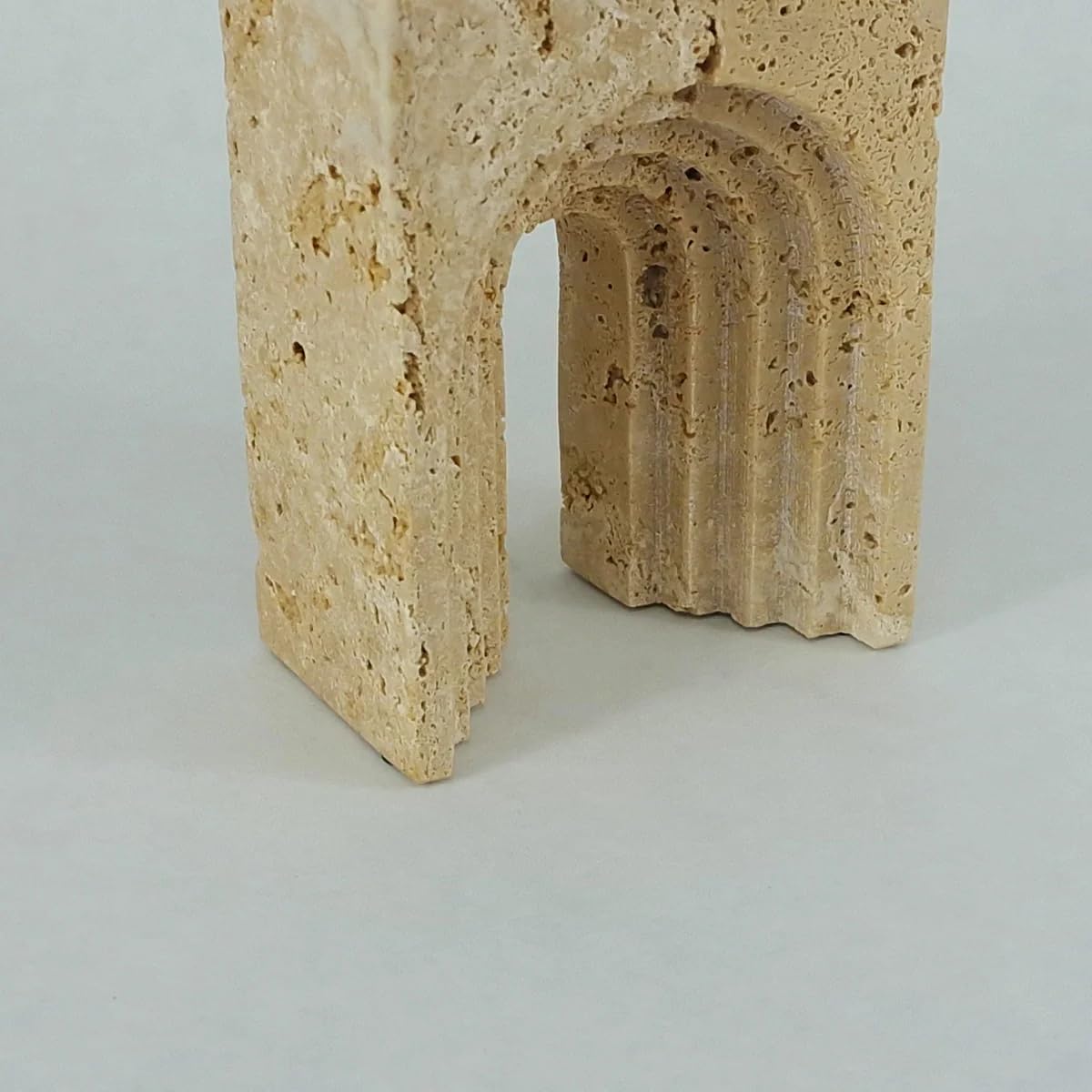 Maison & Werk Travertin Skulptur (12 × 22 × 7 cm) – Exklusives Dekoobjekt, Moderne abstrakte Marmor Design Figur für Fensterbank Deko, Wohnzimmer Modern & Deko Wohnzimmer
