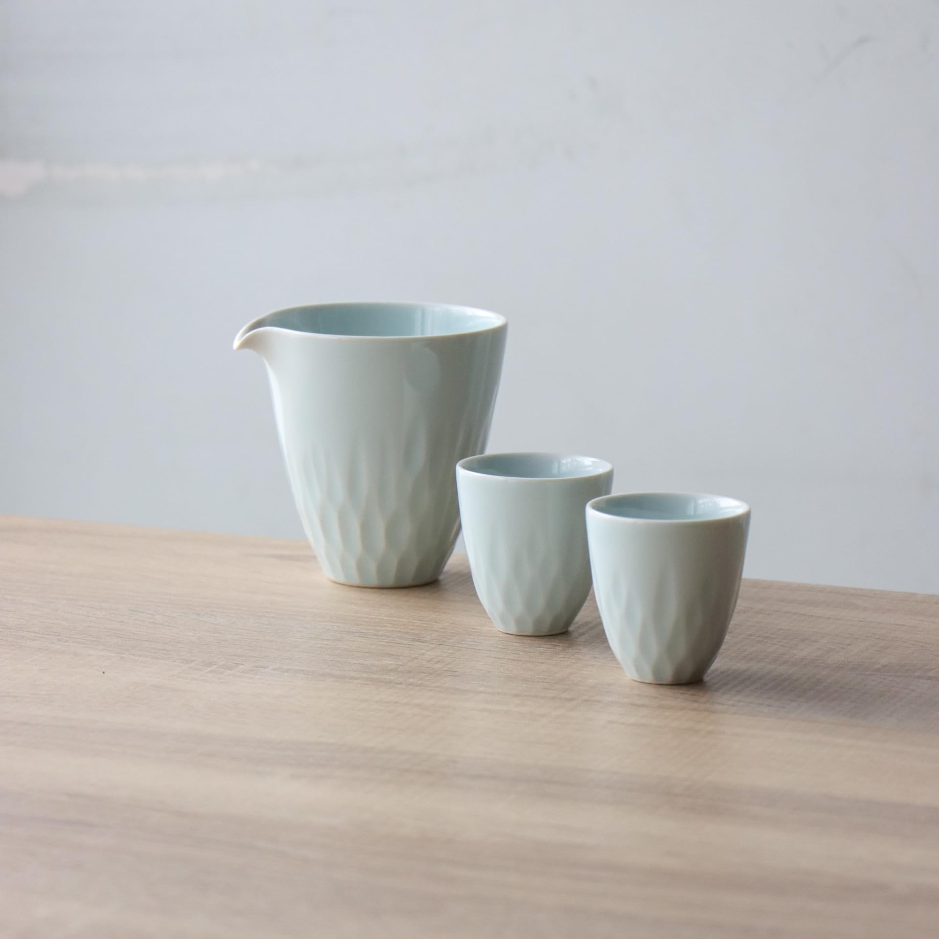 Amazon | 有田焼 お猪口 盃 おちょこ 50cc 青白磁 花彫 おしゃれ