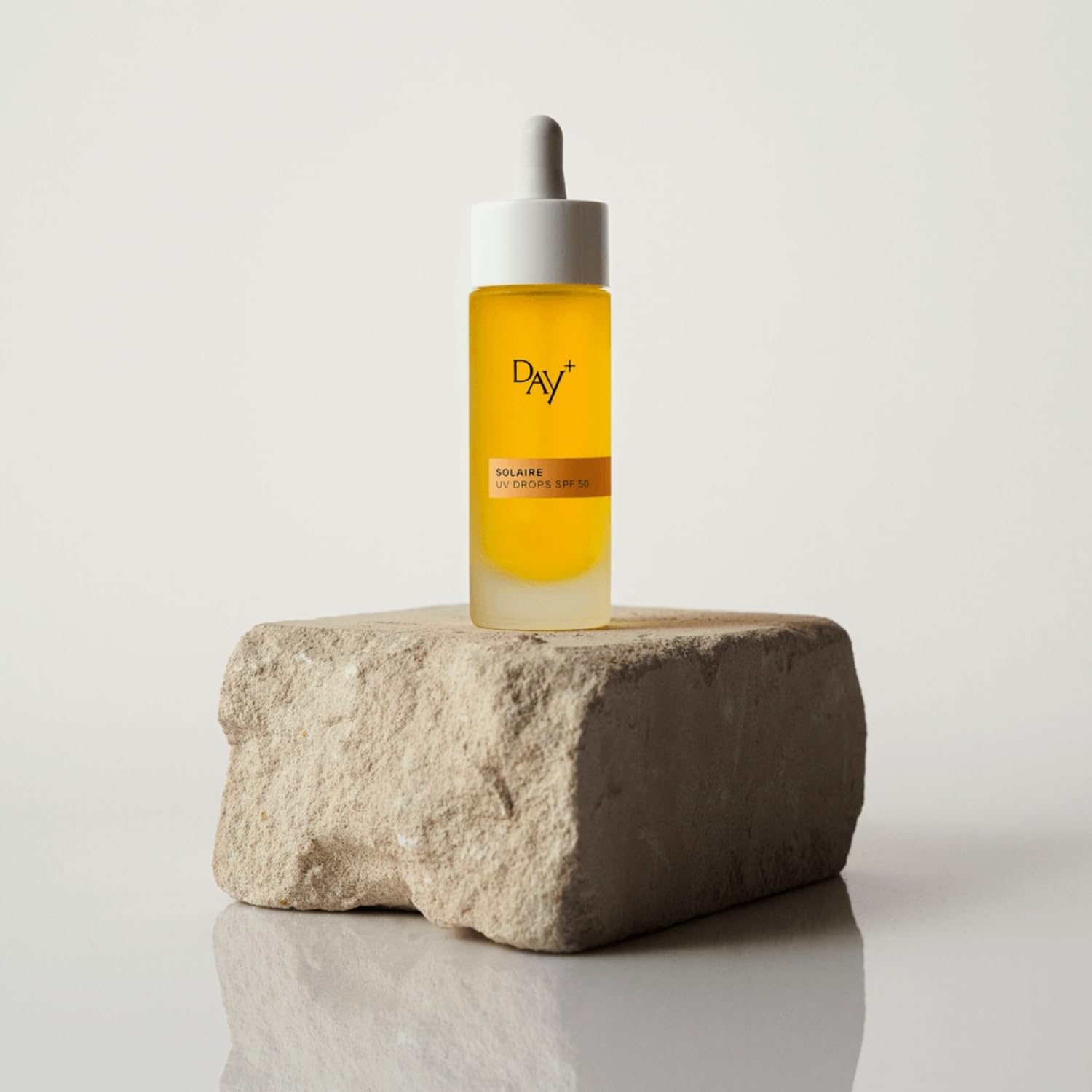 DAY+ | UV DROPS SPF 50 | Siero Viso Concentrato Solare ad Alta Protezione | Protegge dai raggi UVA/UVB, Contrasta le rughe e l'invecchiamento cutaneo, Idrata | Karanja, Buriti, Semi d'Uva | 30 ml