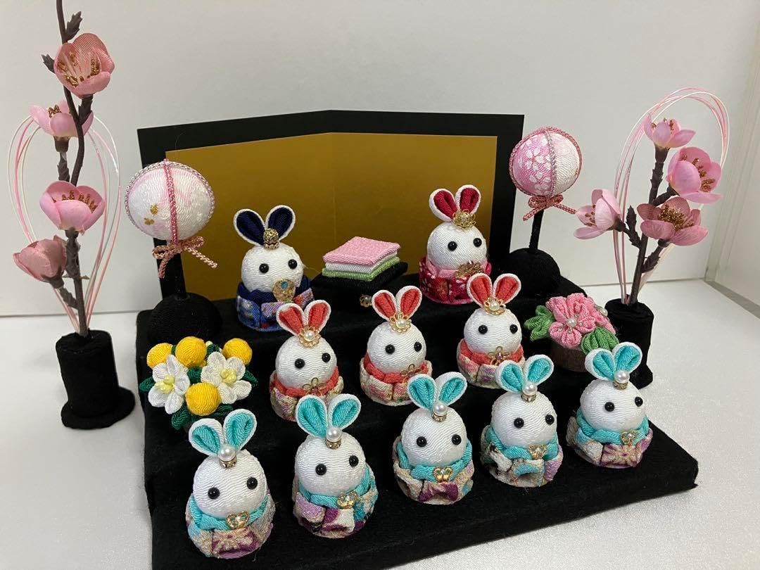 つまみ細工　　ミニうさぎのお雛様 つまみ細工 ミニうさぎのお雛様 受注生産品】つまみ細工 -うさぎお雛様