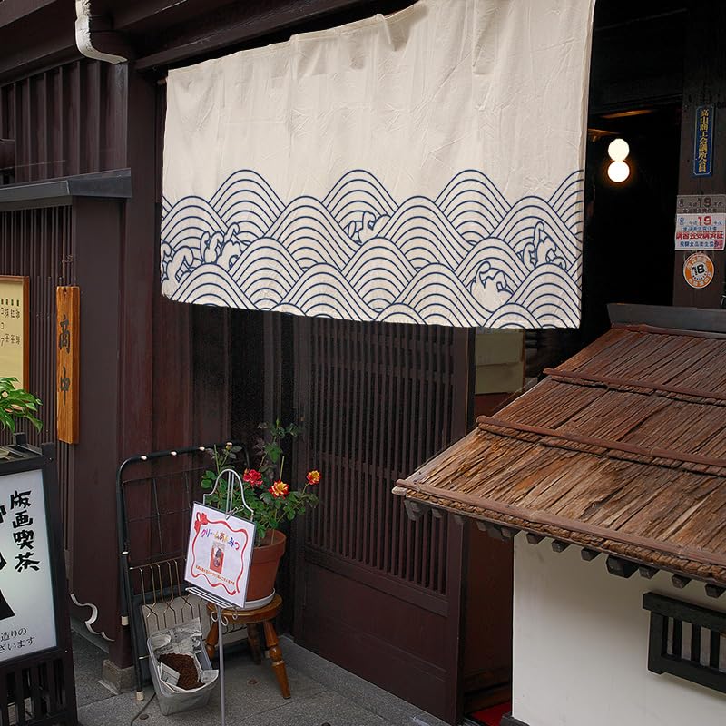 Rideau japonais noren dans la cuisine pour cacher les étagères avec élégance