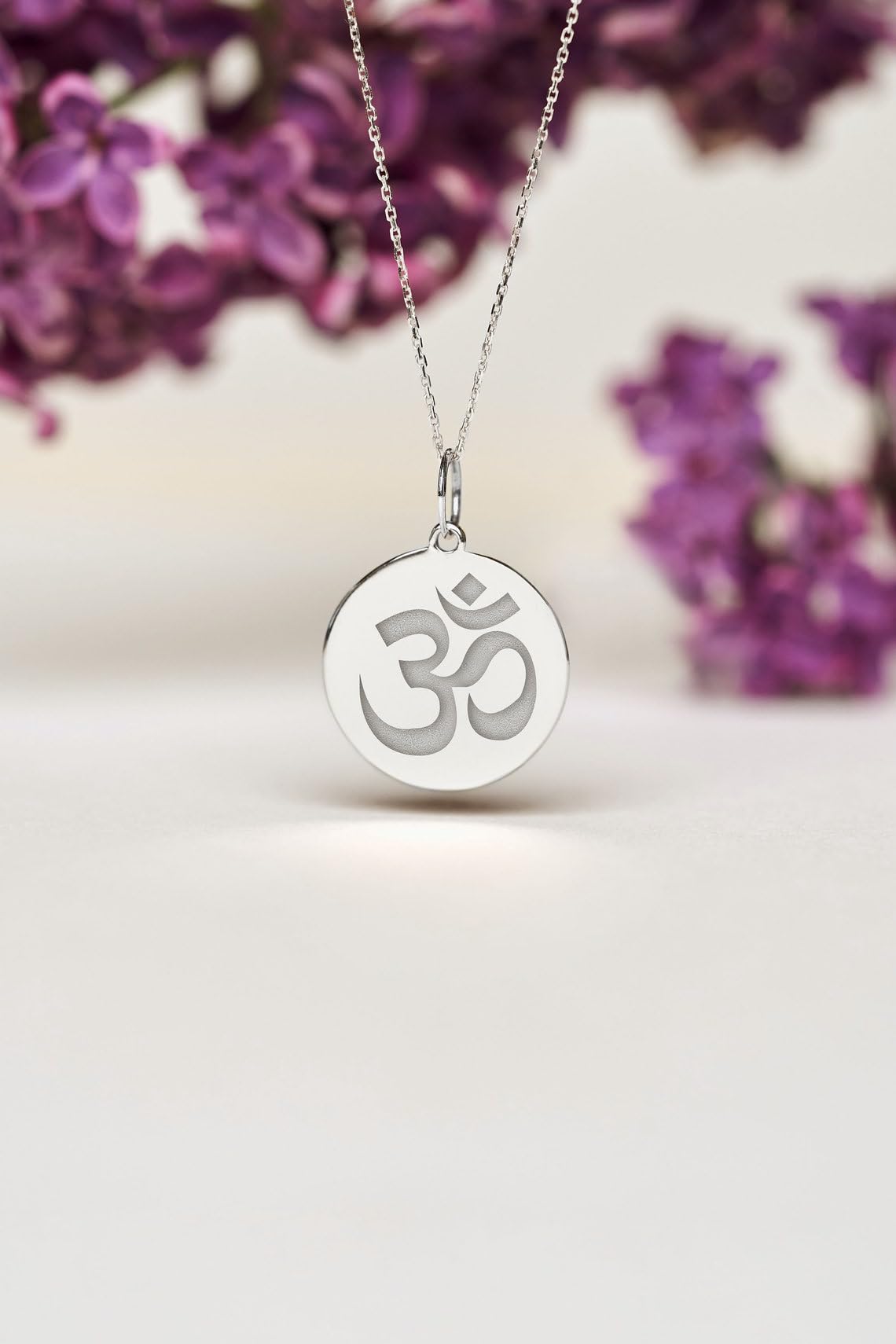 LKBEADS Argento sterling 925 | collana con ciondolo simbolo om | ciondolo delicato | con catena da 18 pollici. Misura: 24 mm | gioielli unisex fatti a mano con placcatura in argento | LK_PNK_02193