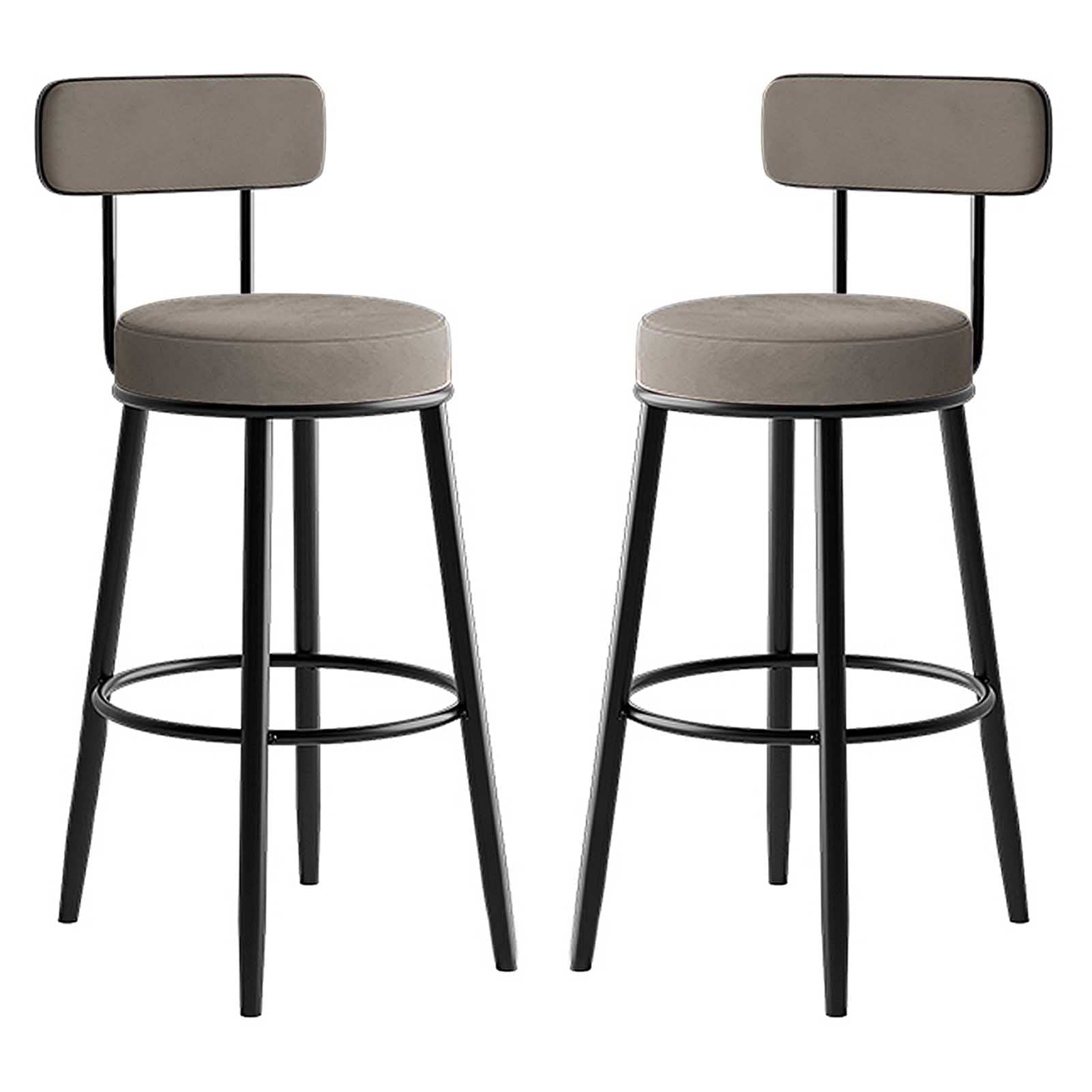Tabourets de bar en velours et métal pour un îlot de cuisine convivial