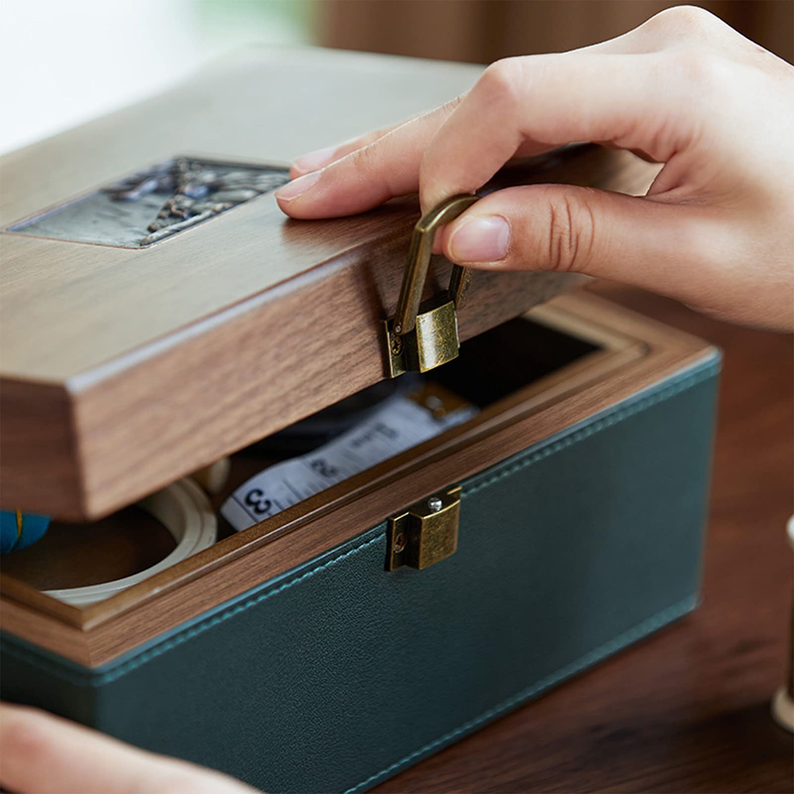 Kit de costura, caja de costura, caja de almacenamiento con herramientas de costura completas, kit de reparación del hogar para principiantes, mujeres, hombres, niñas, caja de costura de chapa de