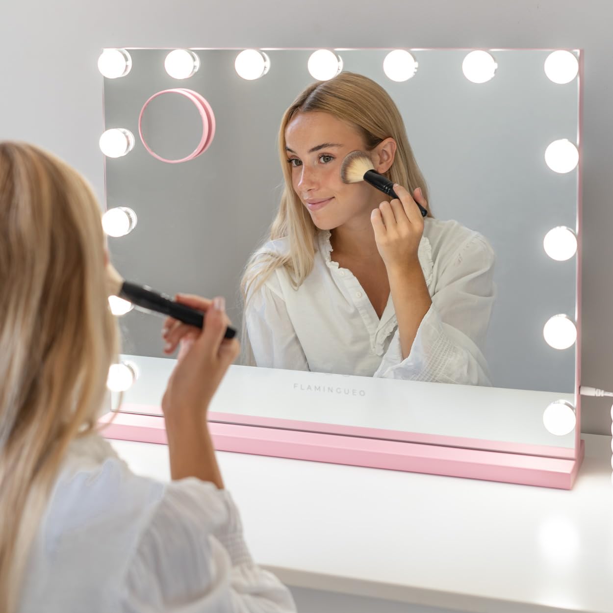 Flamingueo Espejo Maquillaje con Luz - 15 LED - 3 Modos de Luz - Intensidad Ajustable - Control Táctil - Puerto USB - Espejo con Aumento Incluido - Vanity Mirror - Rosa - 58x12x48cm