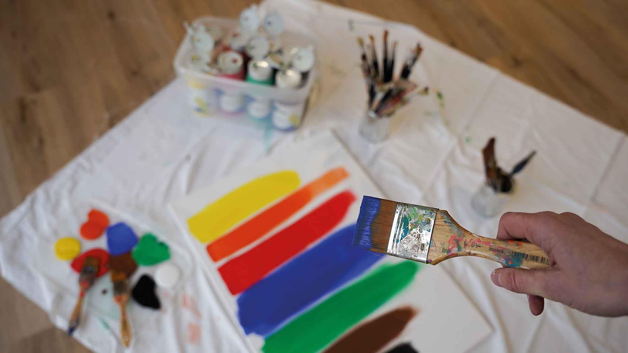 KREUL 17800 - Triton Acrylic Liquid im Powerpack, Set mit 8 x 750 ml Farbe, Hochwertige Künstler-Acrylfarben in Studienqualität mit leicht fließendem Charakter, in praktischer Tragebox
