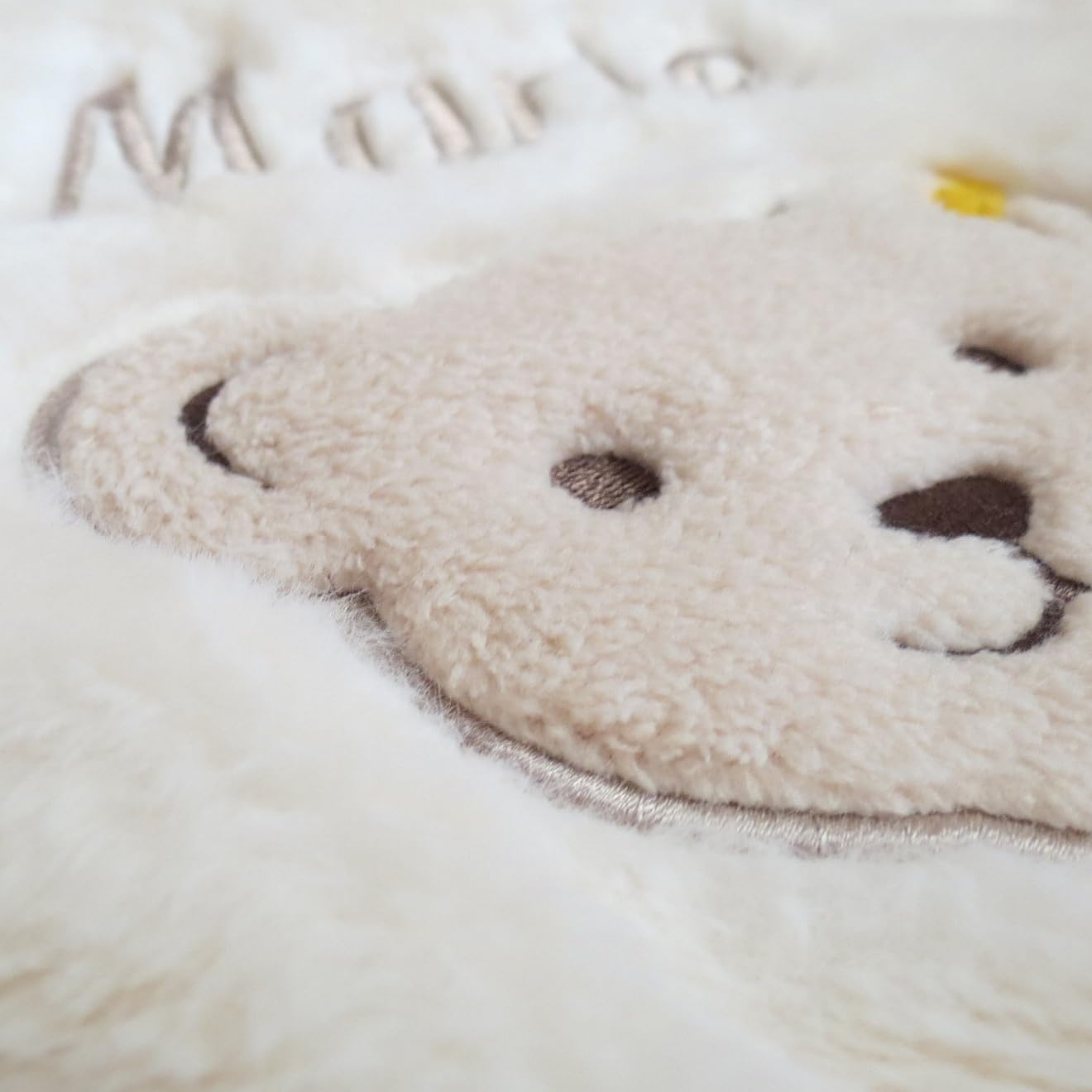 Steiff Babydecke Plüsch mit Ihrem Wunsch-Namen Bestickt cremeweiß 90 cm x 60 cm als Namensdecke personalisierte Webpelz Decke mit Teddy-Applikation eggnogg