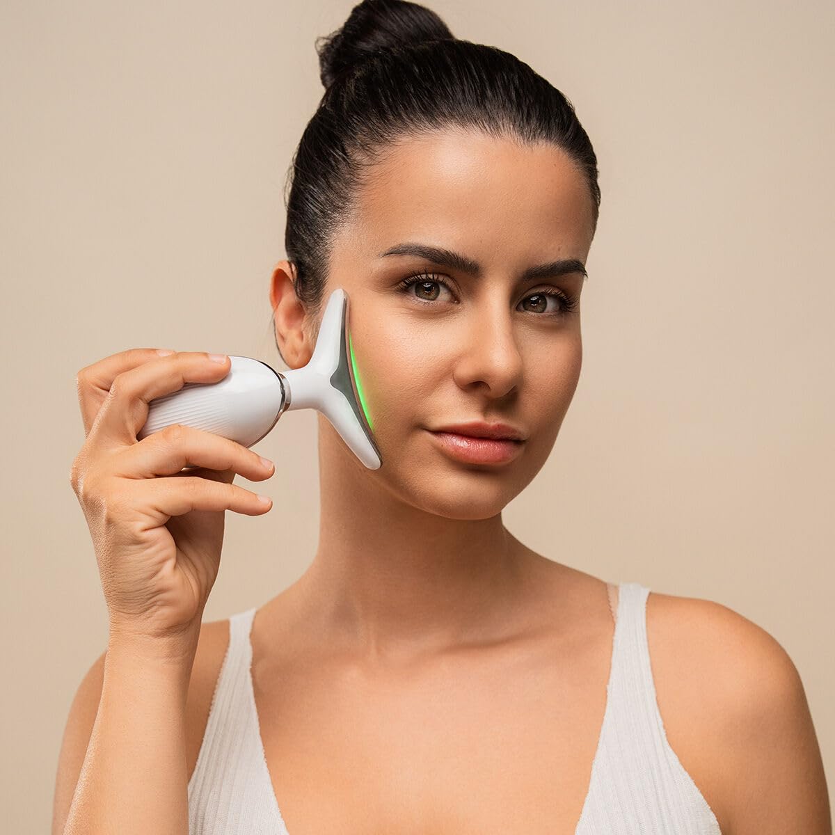 InnovaGoods - Confezione massaggiatore viso elettrico rassodante per viso e collo con LED, EMS e calore, siero viso Rice Joyboost 30 ml e crema viso idratante Rice Joycare 50 ml