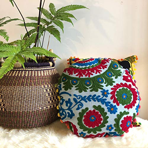 Housse de coussin ronde Suzani pour raviver un canapé ancien