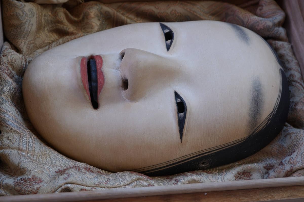 能面　面袋付き　小面 Amazon.co.jp: 能面若女 面袋、箱有り箱の蓋裏面に彩の銘 毛描き