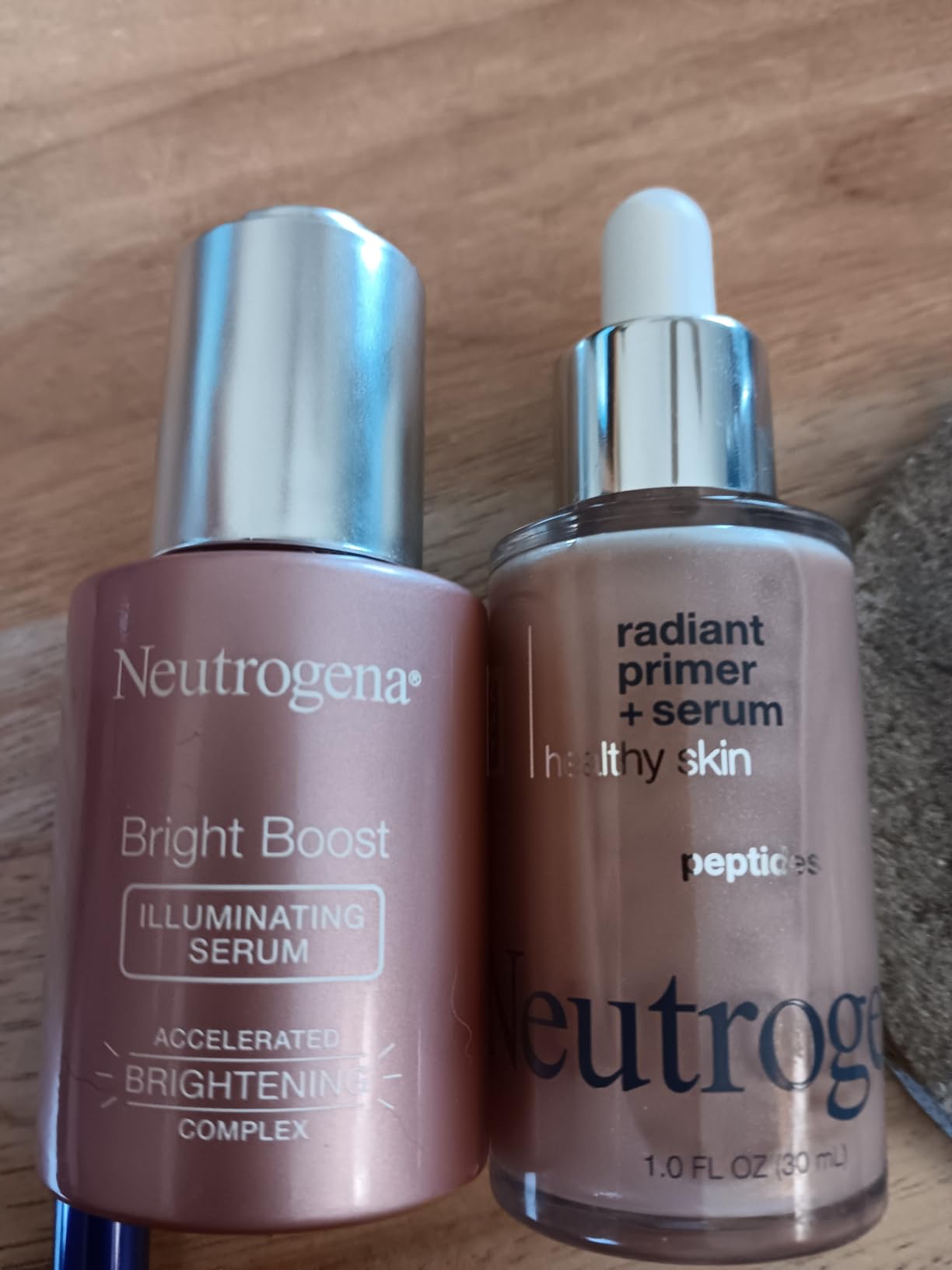 Kenvue Neutrogena Healthy Skin Radiant Booster Primer & Serum, Skin-Evening Serum-to-Primer with Peptides & Pearl Pigments, Evens the Look of Skin's Tone & Smooths Texture, 1.0 fl. oz