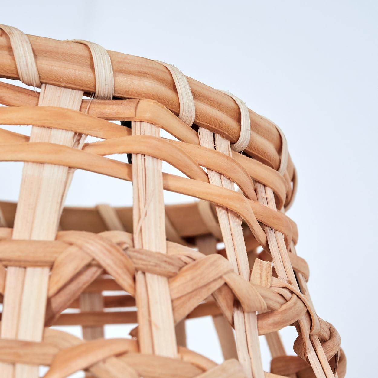 HOFSTEIN Stehleuchte Cardeira, Stehlampe im skandinavischen Design, Boho-Style mit Schirm aus Rattan in Natur und Lichteffekt, E27, Höhe 110 cm, Fußschalter - Wohnzimmer, Schlafzimmer, Esszimmer, Flur