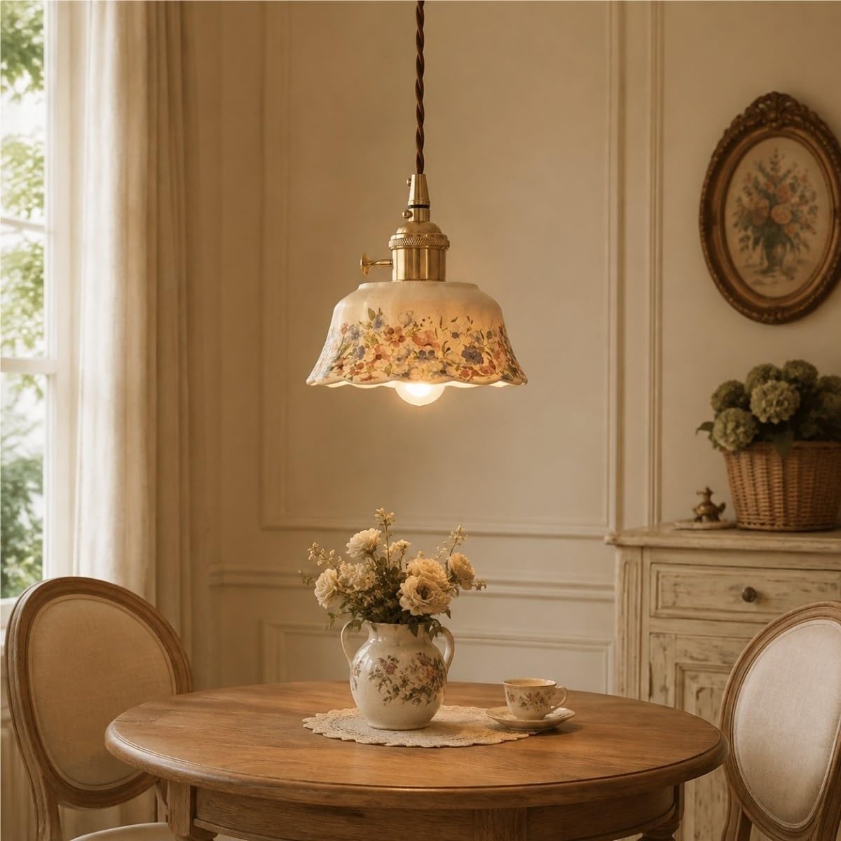 Lampada a sospensione in ceramica stile francese, con motivo floreale, smalto crema e cavo regolabile in ottone, ideale per camera da letto, cucina e sala da pranzo.