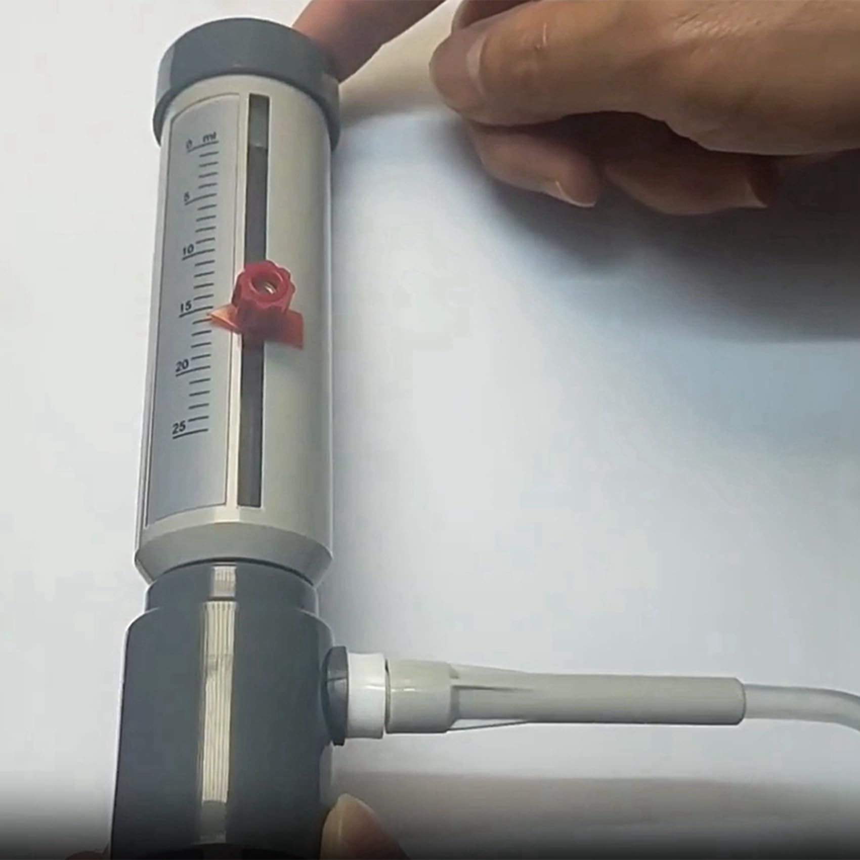 Dispensador de botella de laboratorio aplicable a soluciones de 5