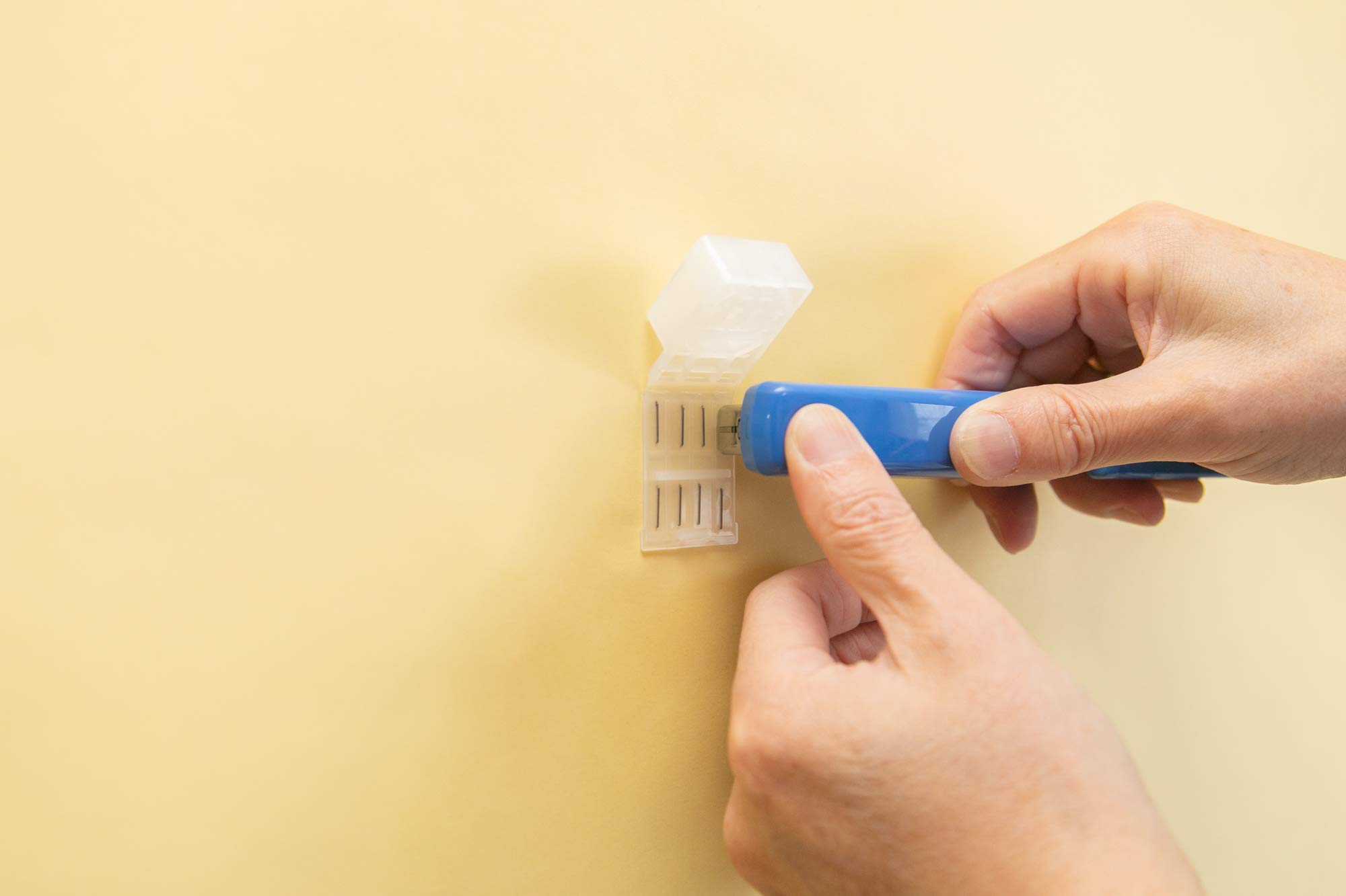 Amazon｜ウエルスジャパン 突っ張り棒 が落ちない君 小 クリア 耐荷重