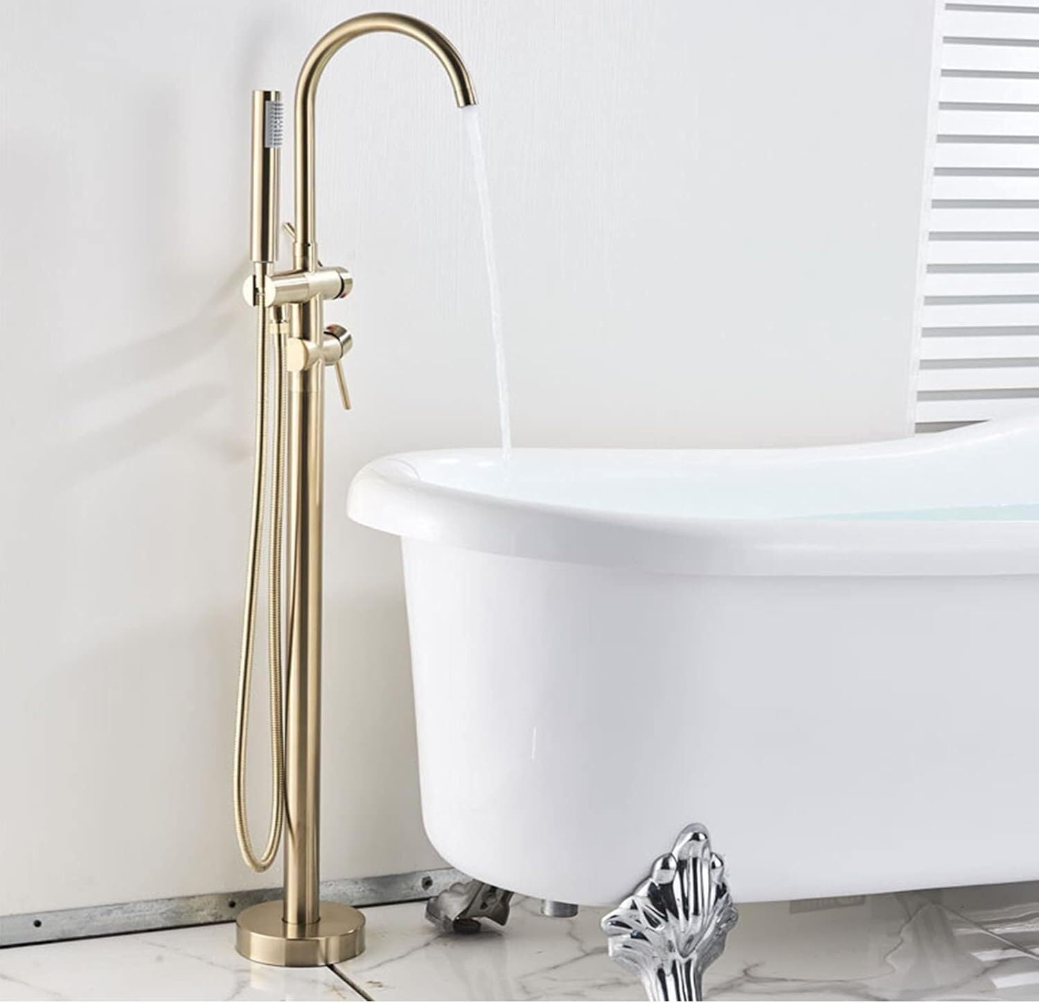 Mitigeur de baignoire autoportant avec douchette pour créer une ambiance spa à la maison